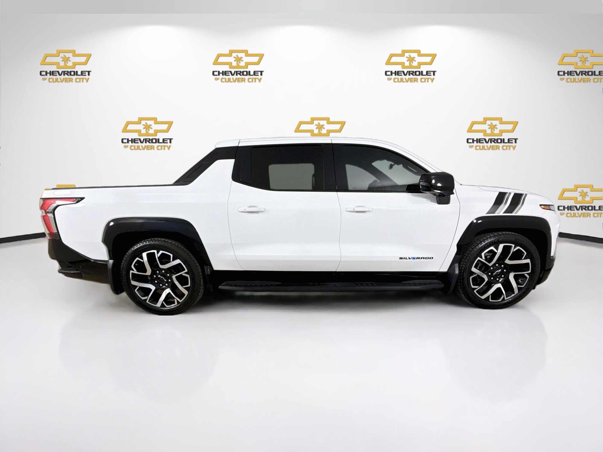 Used 2024 Chevrolet Silverado EV RST AWD/4WD image 9