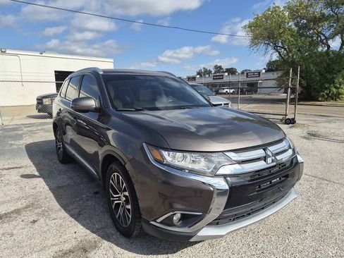 Used 2017 Mitsubishi Outlander SE image 1
