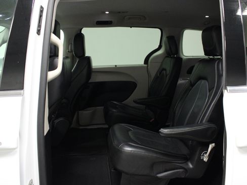 Used 2022 Chrysler Pacifica Touring-L FWD image 13