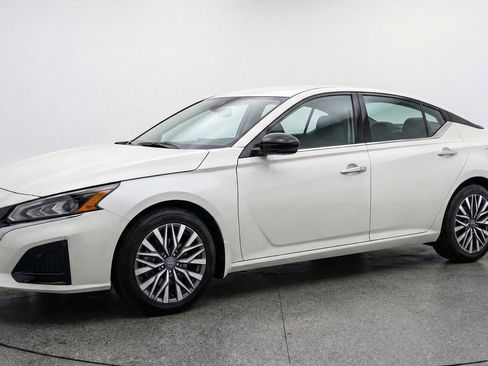Used 2025 Nissan Altima 2.5 SV image 3