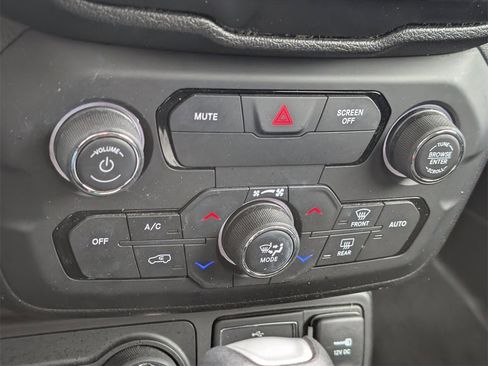 Used 2018 Jeep Renegade Altitude image 15