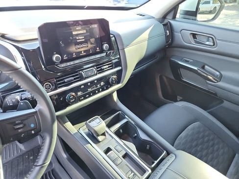 Used 2024 Nissan Pathfinder SV w/ Black Appearance Package image 10