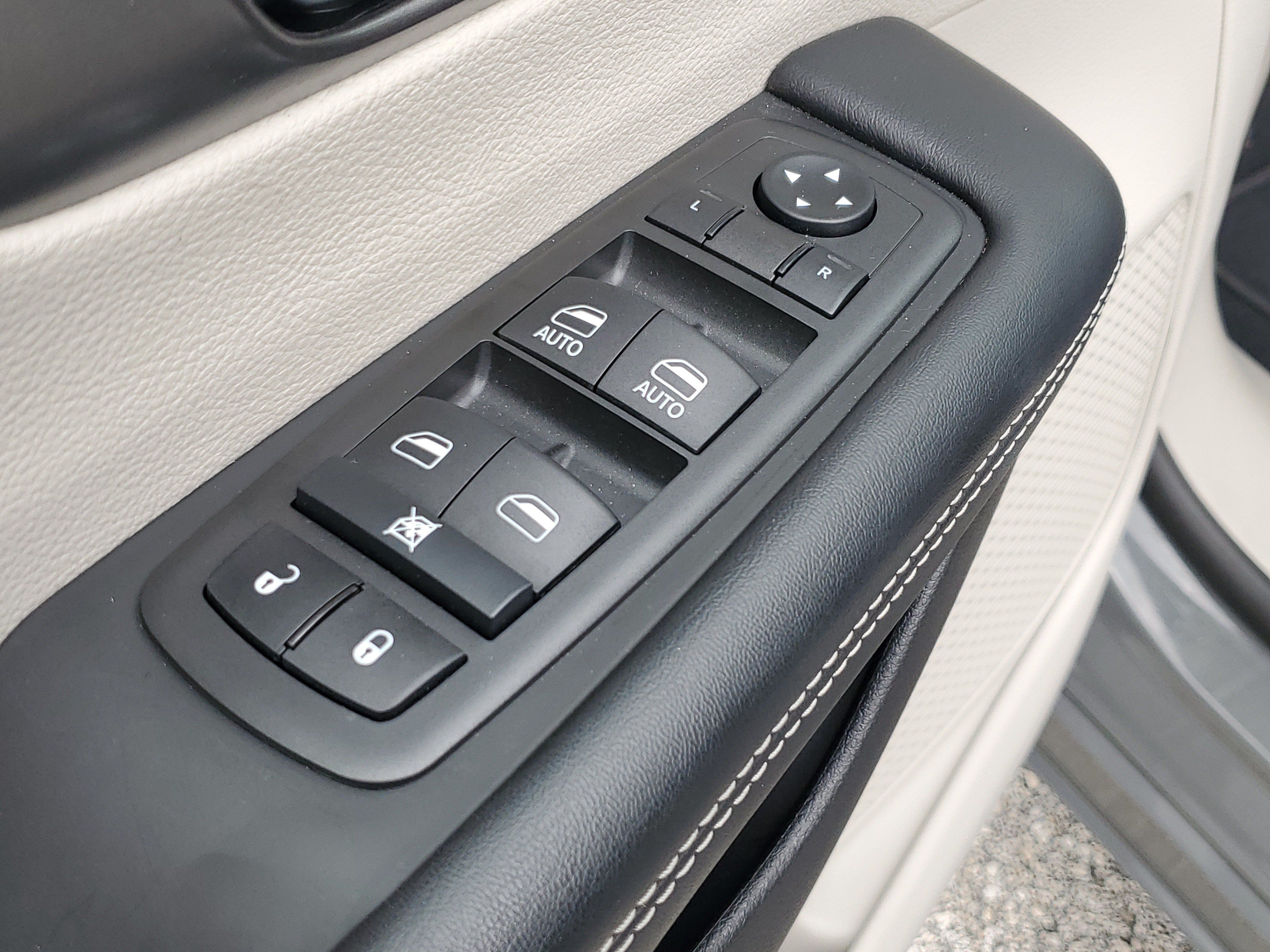 Used 2022 Chrysler Pacifica Touring-L FWD image 18