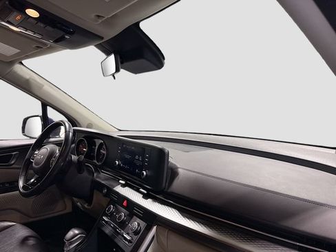 Used 2022 Kia Carnival LX FWD image 29