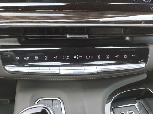 Used 2021 Cadillac Escalade Premium Luxury AWD/4WD image 35