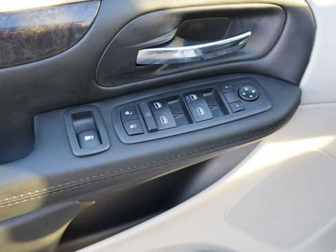 Used 2018 Dodge Grand Caravan SE w/ UConnect Hands-Free Group image 17