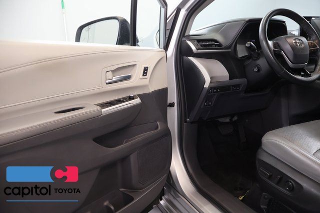 Certified 2022 Toyota Sienna Limited AWD/4WD image 10