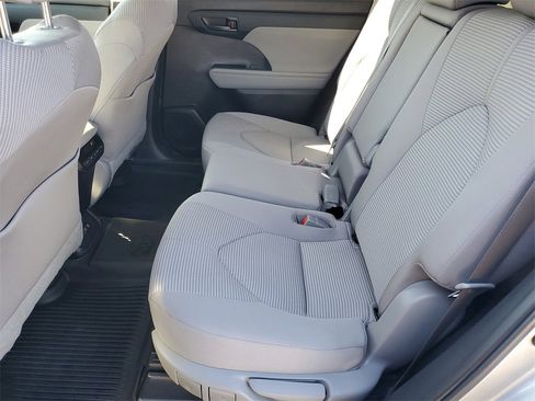 Used 2021 Toyota Highlander LE image 21