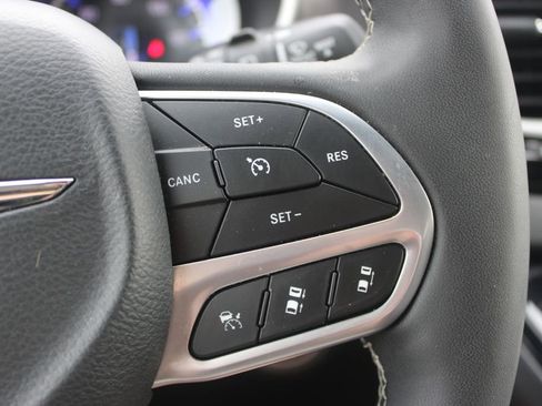 Used 2025 Chrysler Pacifica Select FWD image 23