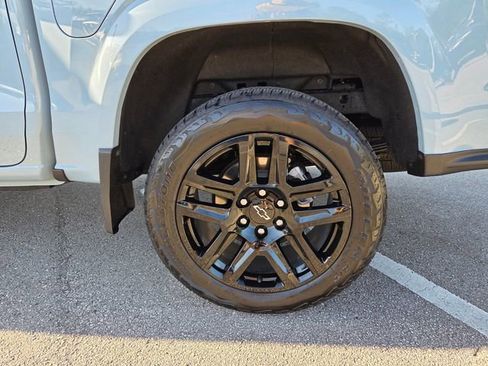 Used 2025 Chevrolet Colorado Z71 w/ Technology Package AWD/4WD image 17
