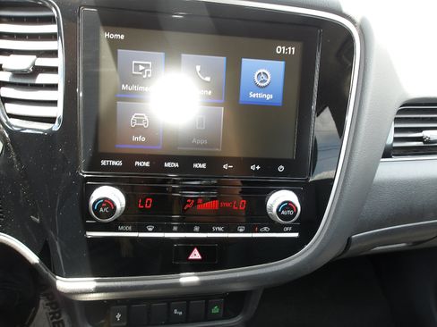 Used 2020 Mitsubishi Outlander AWD image 22
