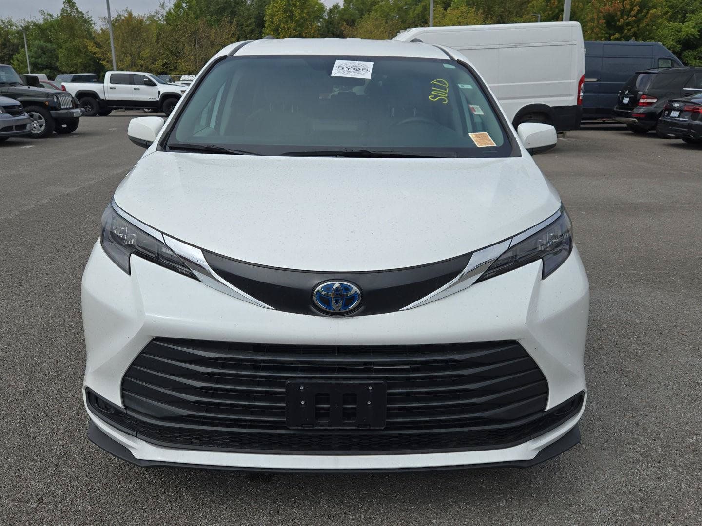 Used 2024 Toyota Sienna LE AWD/4WD image 2