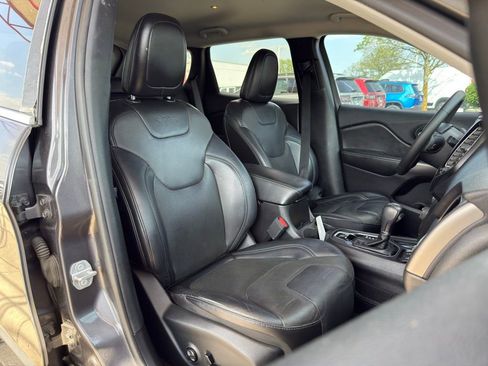 Used 2019 Jeep Cherokee Limited FWD image 28