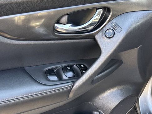 Used 2018 Nissan Rogue S image 14