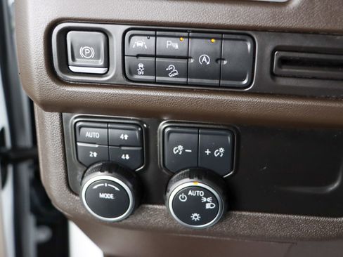 Used 2023 Chevrolet Suburban Z71 image 23