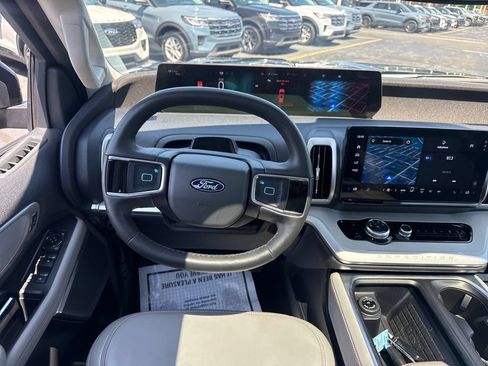 Used 2025 Ford Expedition Active AWD/4WD image 23