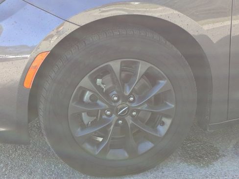 Used 2021 Chrysler Pacifica Touring w/ S Appearance Package image 9