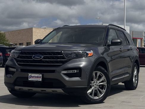 Used 2022 Ford Explorer XLT w/ Equipment Group 202A image 2