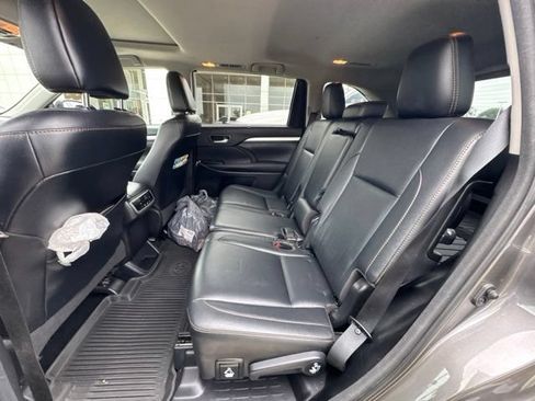Used 2017 Toyota Highlander XLE w/ Protection Package #3 AWD/4WD image 15