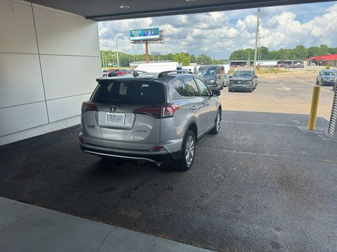 Used 2018 Toyota RAV4 Limited image 6