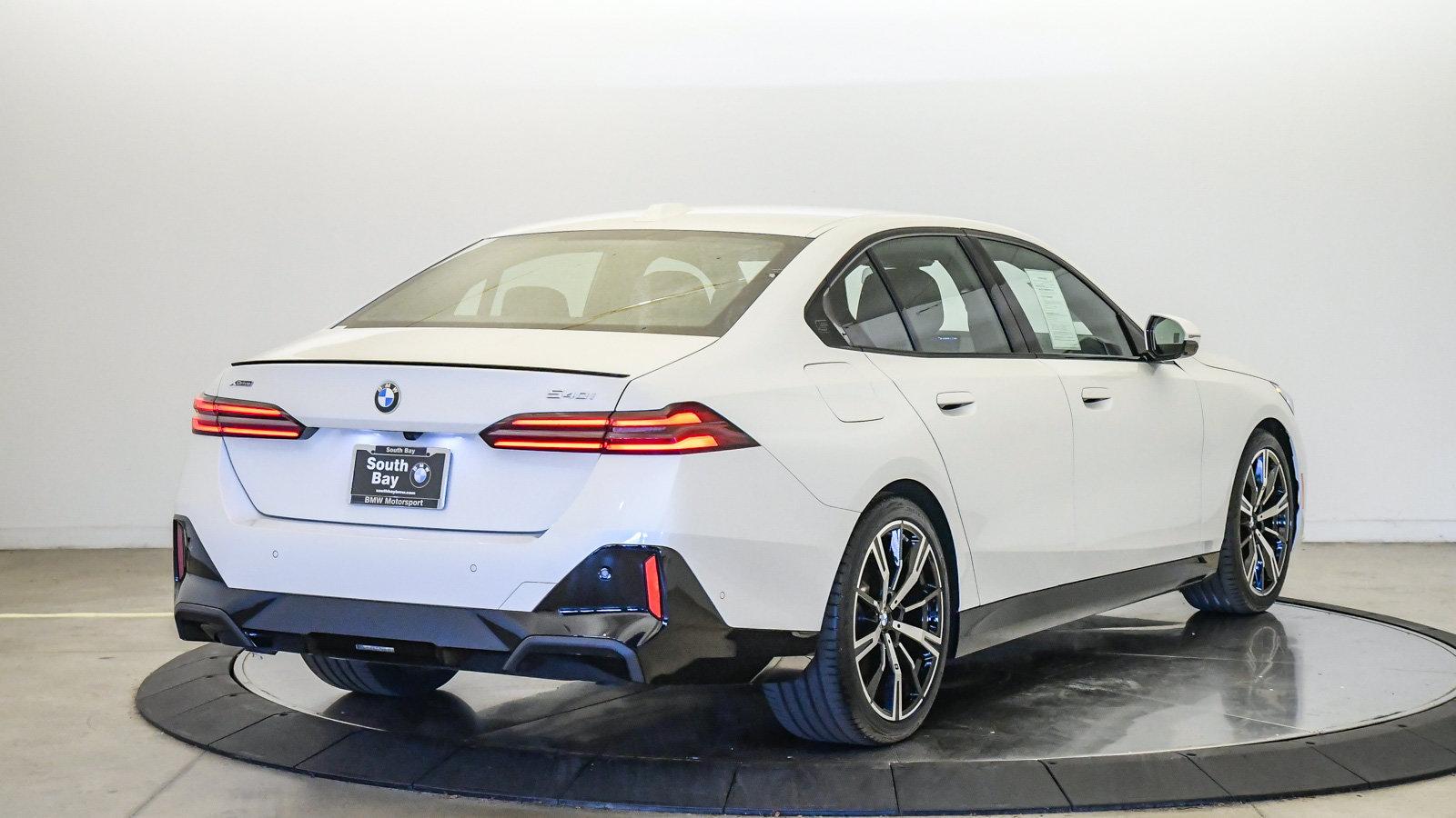 Certified 2025 BMW 540i xDrive w/ M Sport Package AWD/4WD image 5