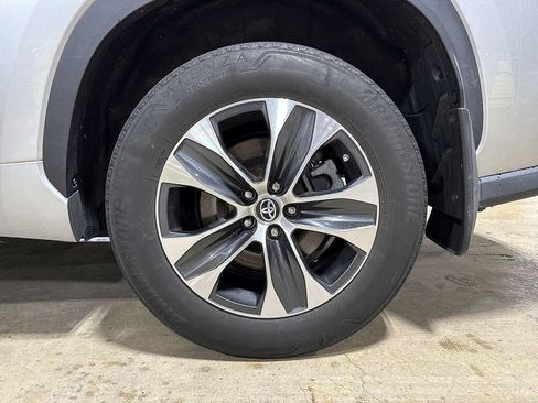 Used 2022 Toyota Highlander XLE AWD/4WD image 10