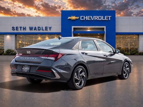Used 2025 Hyundai Elantra Sport FWD image 7