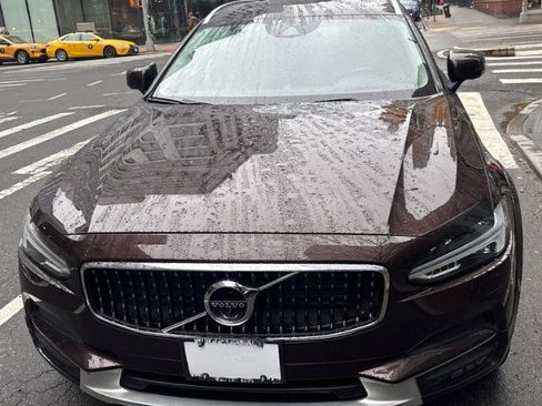 Used 2017 Volvo V90 T6 Cross Country image 2