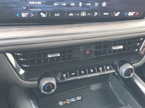 Used 2025 Chevrolet Suburban Z71 image 21