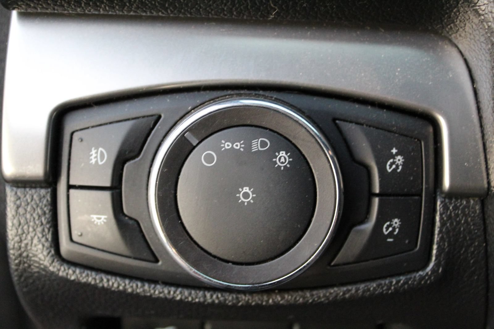 Used 2018 Ford Explorer XLT w/ Equipment Group 202A FWD image 31