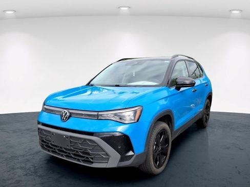 Used 2025 Volkswagen Taos SE AWD/4WD image 2