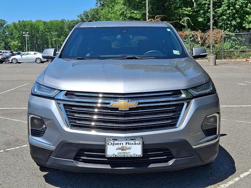 Used 2023 Chevrolet Traverse LT FWD image 2