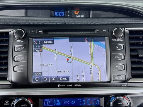 Used 2017 Toyota Highlander SE FWD image 25