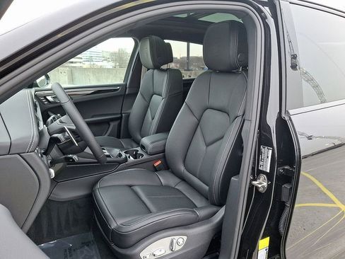 Used 2025 Porsche Macan image 15