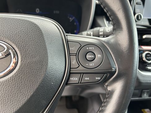 Certified 2022 Toyota Corolla Cross XLE image 23