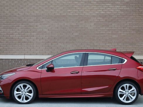 Used 2018 Chevrolet Cruze Premier FWD image 3