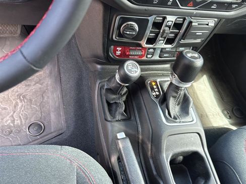 Used 2024 Jeep Wrangler Unlimited Rubicon w/ Convenience Group AWD/4WD image 24
