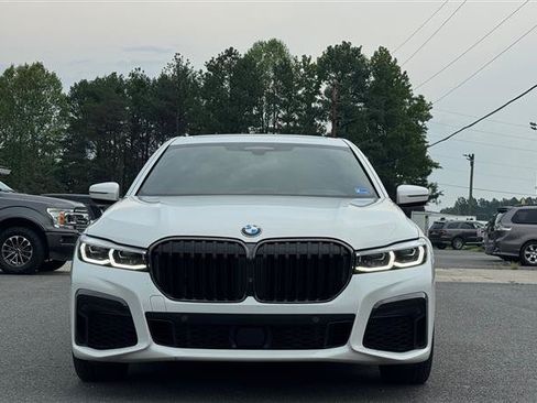 Used 2022 BMW 740i w/ M Sport Package RWD image 3