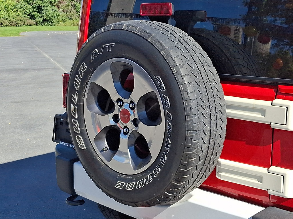 Used 2015 Jeep Wrangler Unlimited Sahara w/ Dual Top Group AWD/4WD image 26