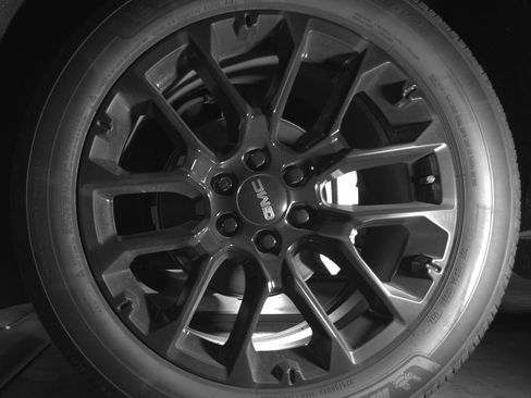 Used 2023 GMC Yukon SLT RWD image 11