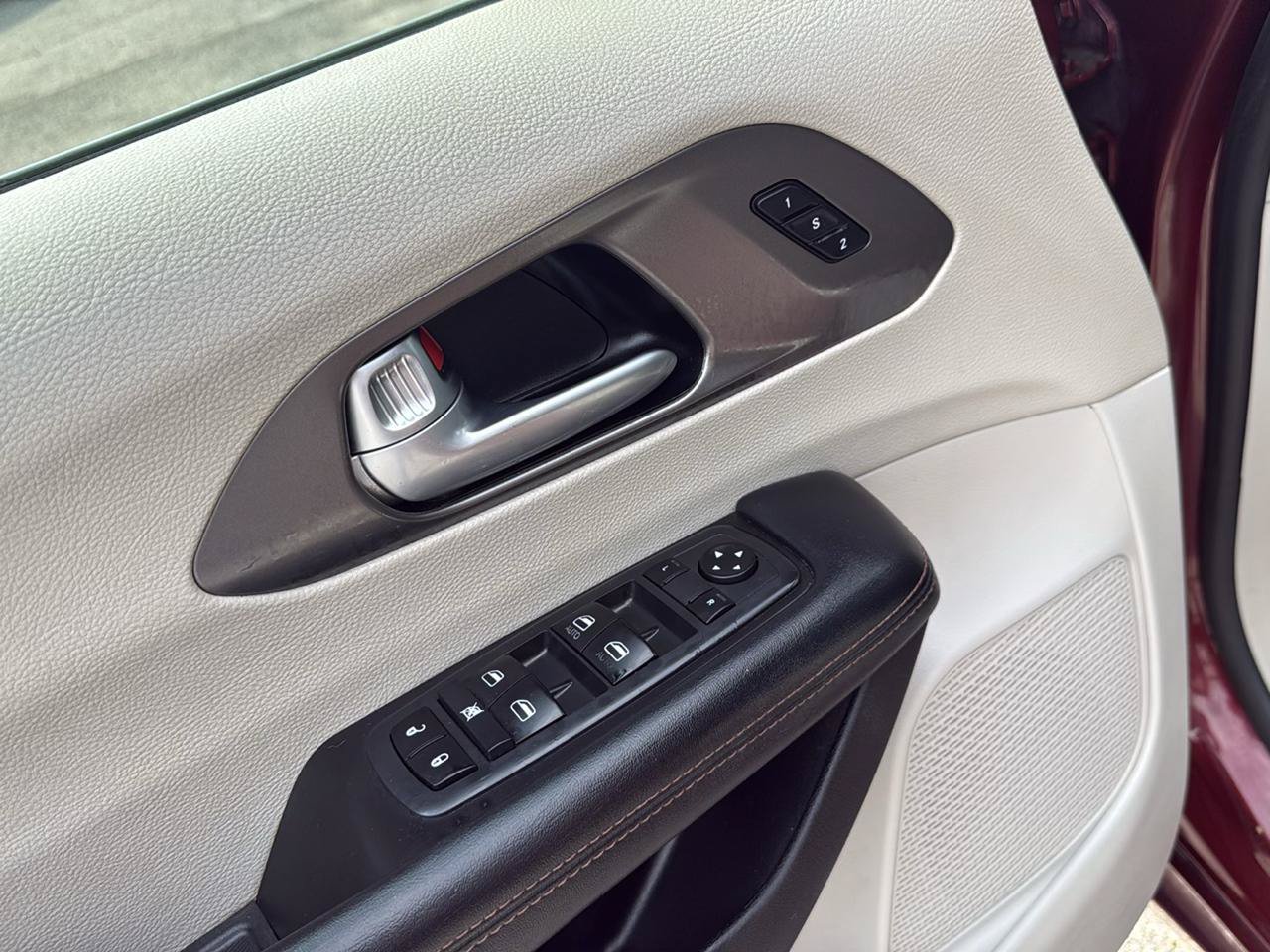 Used 2020 Chrysler Pacifica Touring-L FWD image 15