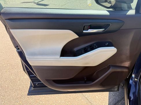 Used 2021 Toyota Highlander XLE FWD image 16