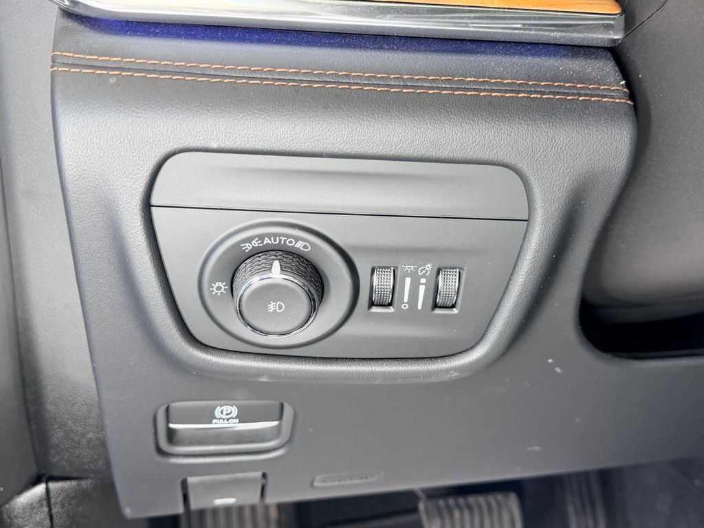 Used 2024 Jeep Grand Cherokee Summit AWD/4WD image 17