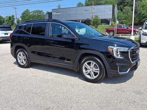 Used 2024 GMC Terrain SLE w/ Driver Convenience Package FWD image 2