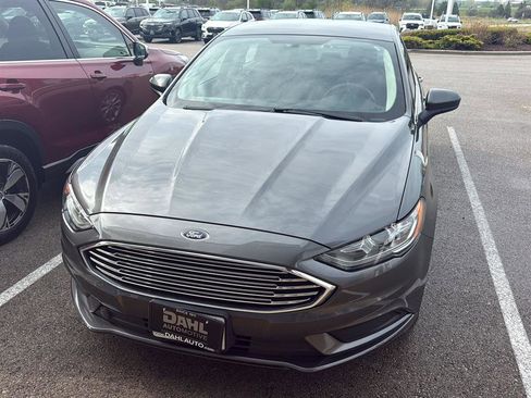 Used 2017 Ford Fusion SE FWD image 3