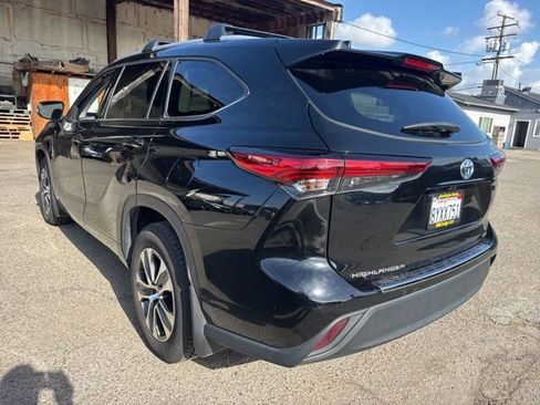 Used 2022 Toyota Highlander XLE AWD/4WD image 7
