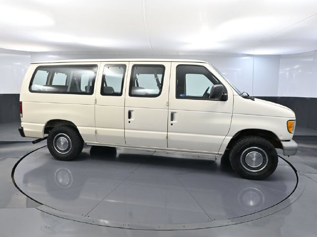 Used 1995 Ford E-150 and Econoline 150 Club Wagon RWD image 2