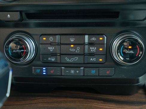 Used 2017 Ford F150 Lariat w/ Equipment Group 502A Luxury AWD/4WD image 29