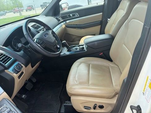 Used 2016 Ford Explorer XLT w/ Equipment Group 202A AWD/4WD image 4
