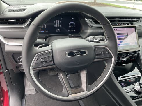 Used 2023 Jeep Grand Cherokee Limited w/ Luxury Tech Group II AWD/4WD image 17
